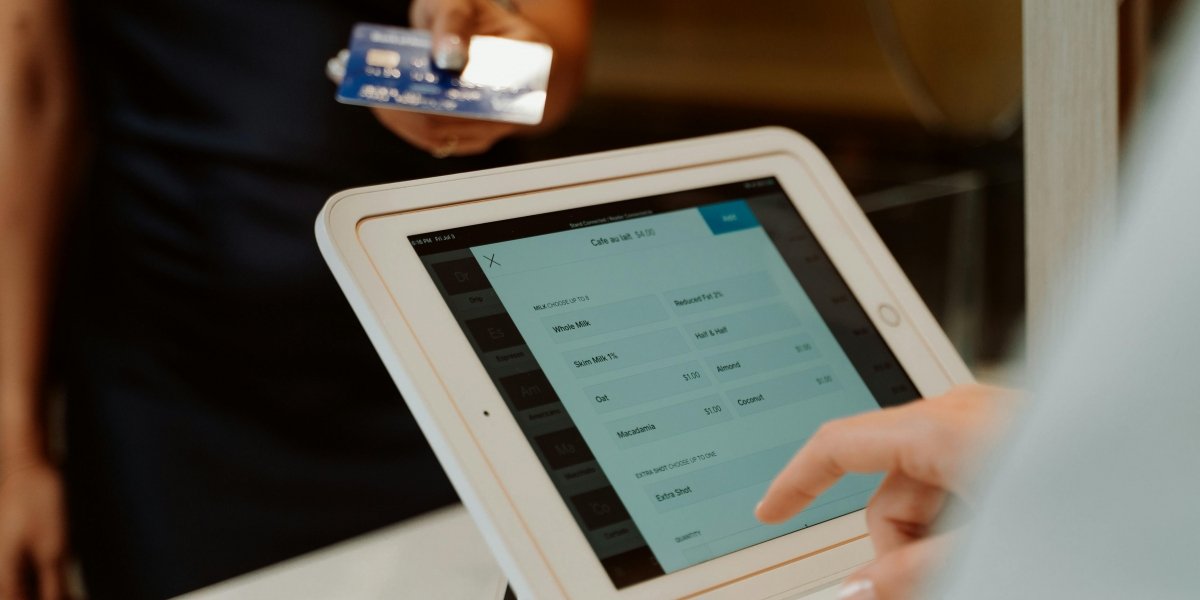 How POS Systems Facilitate Cross-Channel Inventory Syncing